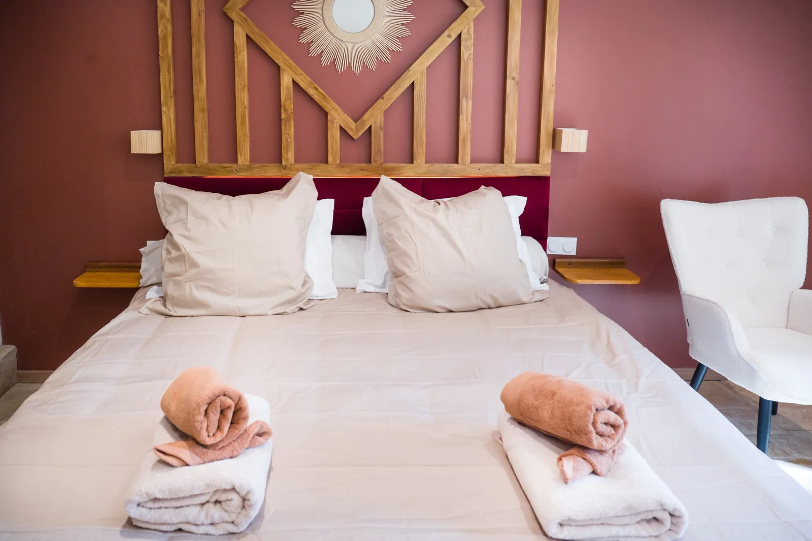 Espace de vie principal avec mur terracotta et tête de lit en bois