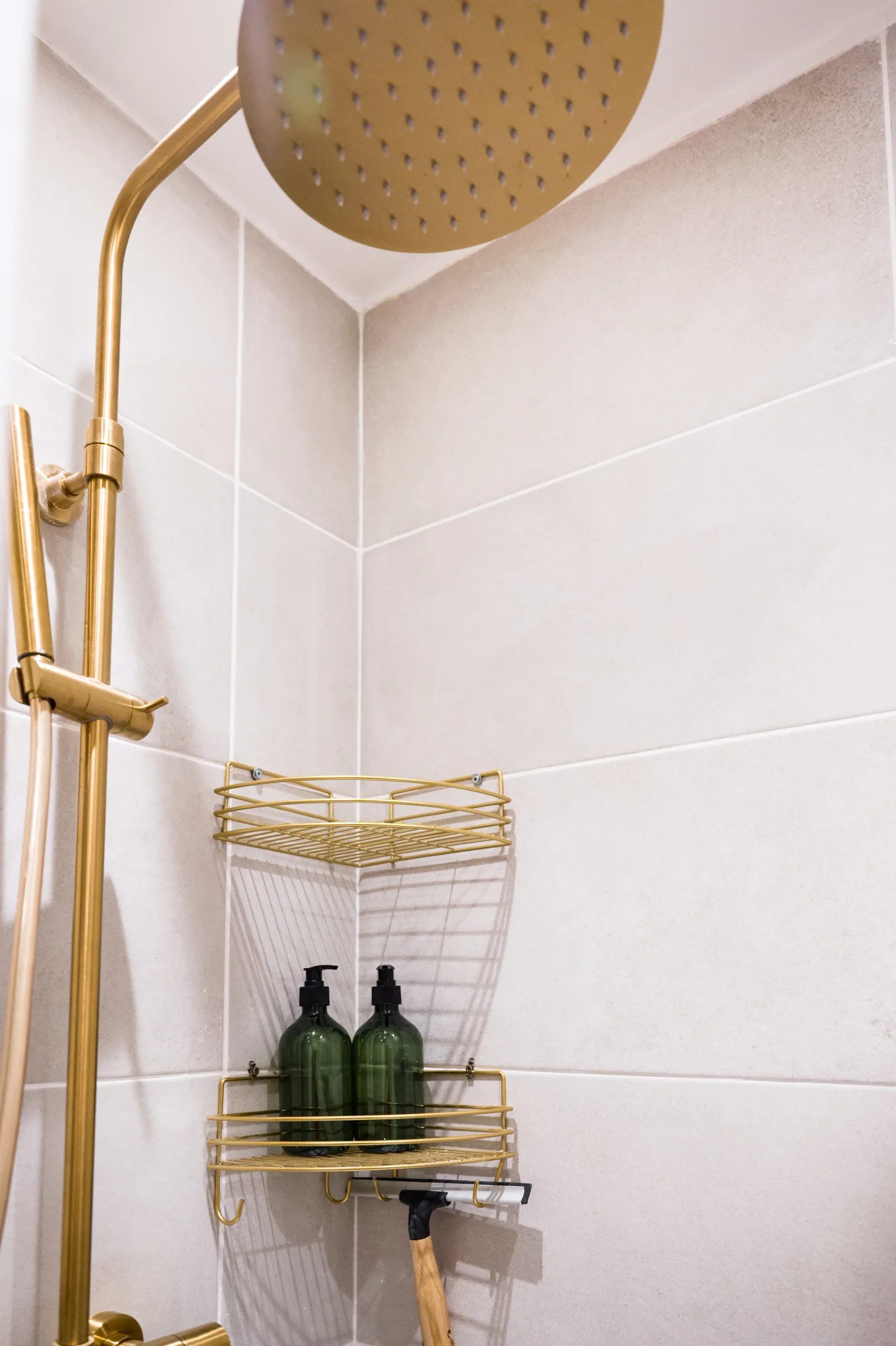 La douche, en laiton